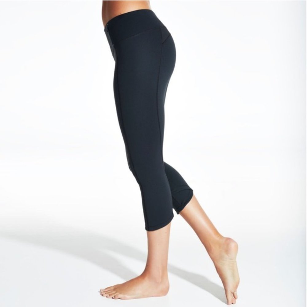 CALIA by Carrie Underwood Black Capri Leggings